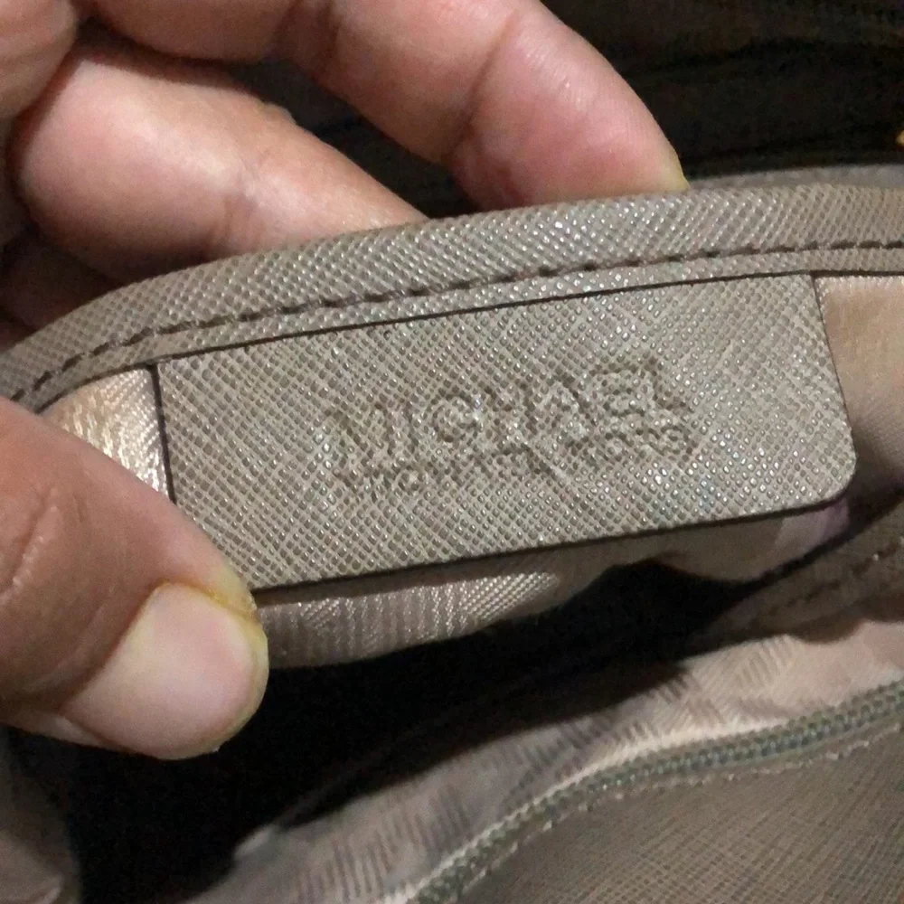 Authentic mikel kors bag with authenticity code written on buttons - Picture 4 of 9